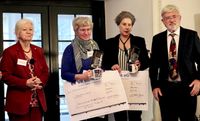 vo. li.: Dr. Hannelore Furch, Anneliese Markac-Hauser und Johanna Dombois (Nominierungspreisträgerinnen Lyrik), Dr. Dr. Jürgen Rembold. Foto Petra Stoll-Hennen.