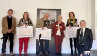 Preisverleihung 2022 der Gruppe 48: von links: Dr. Heiger Ostertag ( 2. Vorsitzender Gruppe 48), Doppelpreisträgerin Sabine Petka (